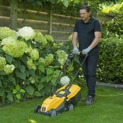 Powerplus POWXG6212T Elektrische Grasmaaier - Grasmachine Voor Kleine En Middelgrote Tuin - 1300W - Maaibreedte 320mm - Verstelbare Maaihoogte - 30L Opvangbak - Incl. Grastrimmer 250W 13 Powerplus POWXG6212T Elektrische Grasmaaier - Grasmachine Voor Kleine En Middelgrote Tuin - 1300W - Maaibreedte 320mm - Verstelbare Maaihoogte - 30L Opvangbak - Incl. Grastrimmer 250W -Tuin-Gereedschap Winkel 1200x1200 165