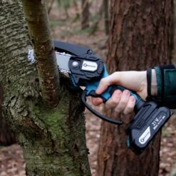 NovarGarden® Mini Kettingzaag NG1 - Met 2x Accu - Takkenzaag - Snoeizaag - Electrisch - Handzaag - Boomzaag - 21V -Tuin-Gereedschap Winkel 1200x1200 406