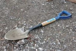 Silverline Mini Spade Met Ronde Kop En Houten Schacht - 70 Cm -Tuin-Gereedschap Winkel 1200x803 2