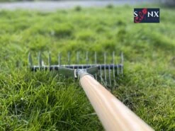 Synx Tools Verticuteerhark Verzinkt - Gazonbeluchters - Verticuteer / Harken - Bodembewerkers - Tuinartikelen / Tuingereedschap - Inclusief Steel 160cm 13 Synx Tools Verticuteerhark Verzinkt - Gazonbeluchters - Verticuteer / Harken - Bodembewerkers - Tuinartikelen / Tuingereedschap - Inclusief Steel 160cm -Tuin-Gereedschap Winkel 1200x899 2