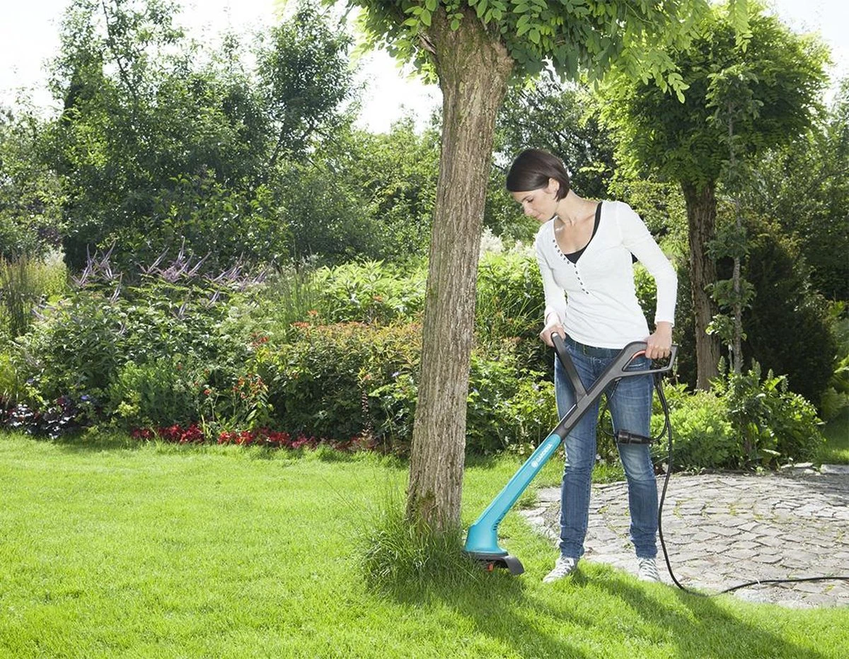 GARDENA - SmallCut Trimmer 300/23 - Grastrimmer (gemotoriseerd) - 300W - Maaibreedte 23 Cm 10 GARDENA - SmallCut Trimmer 300/23 - Grastrimmer (gemotoriseerd) - 300W - Maaibreedte 23 Cm - Afbeelding 9
