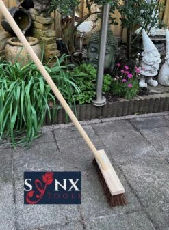 Synx Tools Bezem - Stadsbezem 30 Cm - Buitenveger - Veger - Steel 120 Cm - Harde Natuurvezels - Straatbezem - Bezems - Buitenbezem - Tuinbezem -Tuin-Gereedschap Winkel 880x1200 1