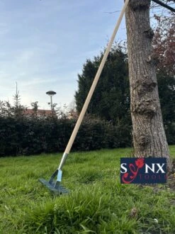 Synx Tools Verticuteerhark Verzinkt - Gazonbeluchters - Verticuteer / Harken - Bodembewerkers - Tuinartikelen / Tuingereedschap - Inclusief Steel 160cm 11 Synx Tools Verticuteerhark Verzinkt - Gazonbeluchters - Verticuteer / Harken - Bodembewerkers - Tuinartikelen / Tuingereedschap - Inclusief Steel 160cm -Tuin-Gereedschap Winkel 899x1200 3