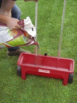 Kreator KRTGR9001 Strooiwagen - 45 Cm Strooibreedte - 12 Liter Inhoud -Tuin-Gereedschap Winkel 900x1200 1